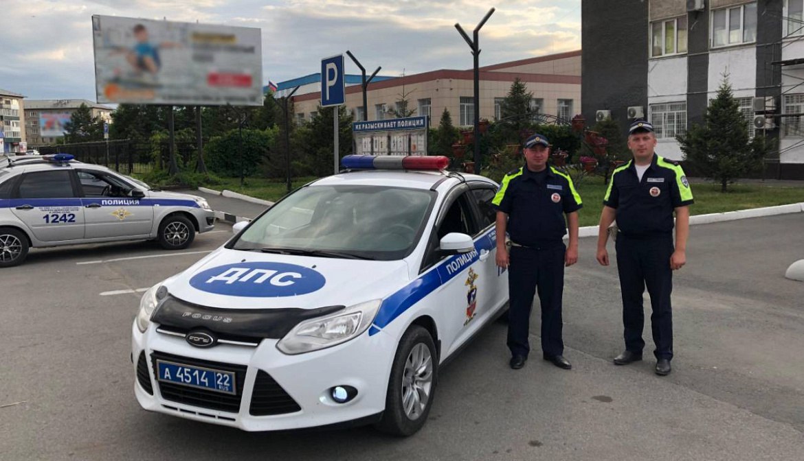 В Алтайском крае инспекторы ДПС оказали помощь на пожаре семье с двумя детьми    Ранним утром в Камне-на-Оби лейтенанты полиции Николай Усов и Владимир Куксов заметили дым и пламя возле частного дома на улице Победы. Подъехав ближе, они обнаружили, что огонь от горящего автомобиля перекинулся на веранду жилого дома.   ‍  Полицейские незамедлительно сообщили о происшествии в экстренные службы и начали спасать жильцов. Владимир Куксов разбудил семью – супругов с двумя детьми, и вывел их из дома на безопасное расстояние. В это время его напарник Николай Усов начал тушить огонь с помощью огнетушителя из служебного автомобиля.    До прибытия пожарных возгорание было полностью ликвидировано, серьёзного материального ущерба удалось избежать. Убедившись, что семья в безопасности, автоинспекторы вернулись к несению службы.    Благодаря слаженным действиям сотрудников Госавтоинспекции удалось предотвратить возможную трагедию.  #СпасибоГАИ