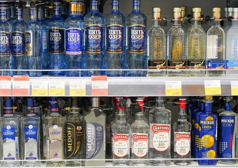 Продажи водки и коньяка в России резко упали из за акцизов и ограничений В России зафиксировали падение продаж крепкого алкоголя По данным ЕГАИС с января по август 2025 года розничные продажи водки снизились на 3 94 до 47 82 млн дал декалитров а коньяка на 9 57 до 8 19 млн дал Эксперты объясняют спад ростом акцизов и минимальной розничной цены а также региональными ограничениями С начала года акциз на этиловый спирт вырос на 15 до 740 рублей за литр Минимальная цена водки поднялась на 16 7 до 349 рублей а коньяка на 17 до 651 рубля bisrub