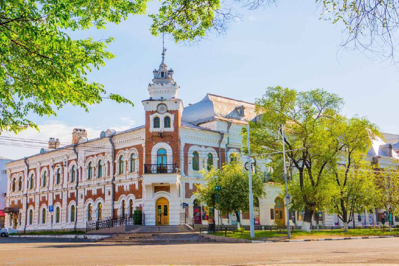 В Благовещенске продолжается масштабная реставрация исторических зданий Особое внимание уделяем объектам в центре областной столицы В числе приоритетных задач реконструкция здания областного краеведческого музея Работы стартуют зимой Сейчас активно идет реставрация других знаковых объектов Уже на 80 готово здание областного суда Там сейчас монтируют архитектурную подсветку Близится к завершению ремонт в старинном здании на Амурской где в будущем планируем открыть музей пожарной охраны Продолжается обновление здания областного военкомата Всего в Благовещенске сейчас реставрируем и готовим к ремонту 11 исторических зданий Это ювелирная работа где важно сохранить каждую деталь соответствуя исторической эпохе от крупных элементов до самых мелких деталей В планах на следующий год начало работ в корпусах БГПУ и ДальГАУ на Горького а также в здании драмтеатра Кроме того планируем приступить к восстановлению пострадавшего при пожаре здания кардиоцентра АГМА Следите за новостями здесь и в MAX канале