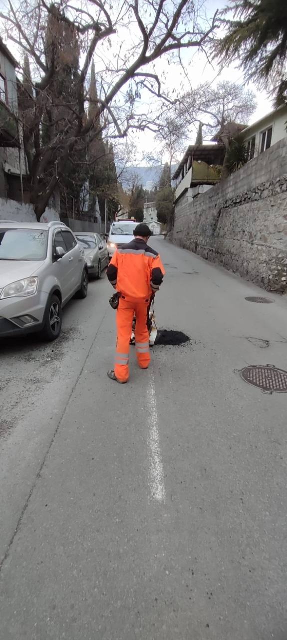 В Ялте подлатали две дороги  Коммунальщики заасфальтировали ямы на улицах Соханя и Горького.  Фото: МБУ «Дорожно-эксплуатационный участок»