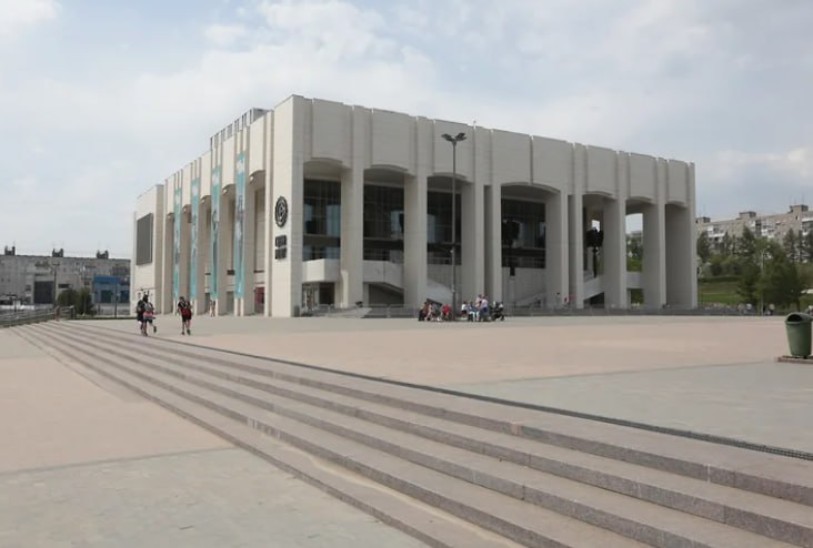 Ремонт большой сцены Театра-Театра может продлиться год 98-й сезон Театра-Театра завершится 19 августа, сообщается в соцсетях культурного учреждения. После этого театр начнет готовиться к закрытию большого зала и фойе на капитальный ремонт. Первым на это обратил внимание «Новый компаньон». Во время ремонтных работ спектакли Театра-Театра будут представлены на других площадках.
