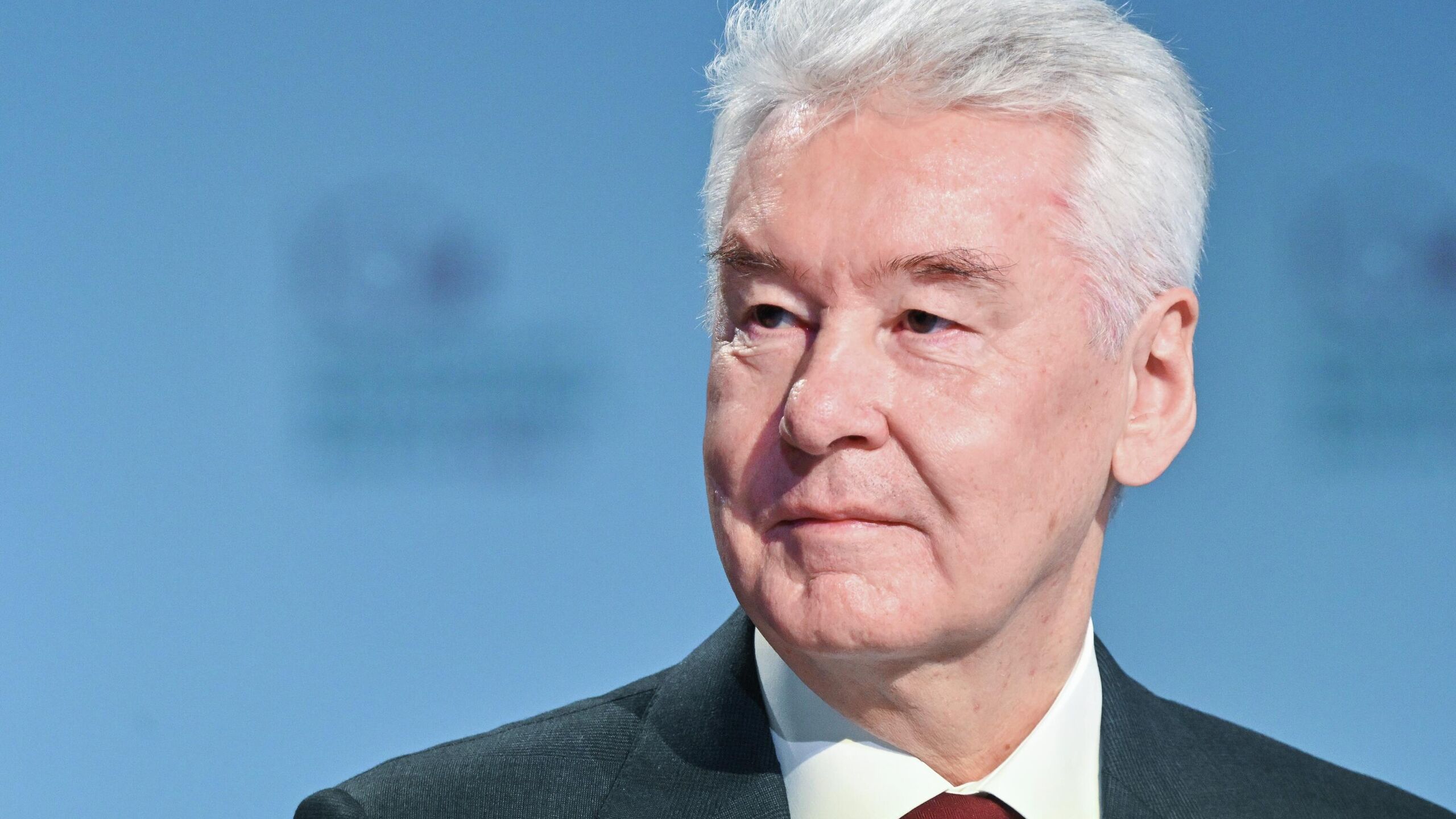 Мэр столицы Сергей Собянин сказал что не верит в то что искусственный интеллект заменит специалистов москвичи без работы не останутся Мэр рассказал что и раньше возникали споры по поводу новых технологий и того что они заменят людей Но отметил он в конечном счете изобретения привели к обратному например когда появился компьютер он не заменил человека вопреки ожиданиям а создал еще больше рабочих мест По поводу искусственного интеллекта я не очень верю что он радикально что то изменит Да какие то сектора будут более высокопроизводительные да там будет беспилотный транспорт Но чтобы создать беспилотный транспорт чтобы его контролировать тоже огромное количество программистов инженеров требуется и так далее Просто сегменты сами структура экономики структура труда будет меняться естественным образом Но точно москвичи без работы не останутся сказал Собянин в прямом эфире телеканалов ТВ Центр и Москва 24