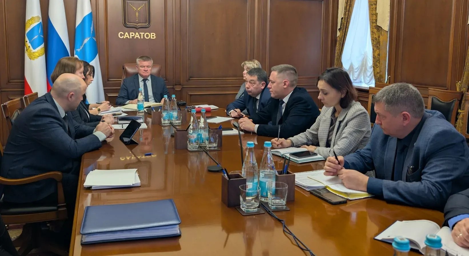 На совещании с заместителями главами районных администраций и руководителями структурных подразделений обсудили ряд важных городских вопросов По итогам совещания дал ряд поручений Главе администрации Октябрьского района совместно с руководителем МБУ Садово парковое поставлена задача держать на особом контроле установку малых архитектурных форм в Городском парке и монтаж системы освещения Поставщик завершает подготовку МАФов к отгрузке их монтаж начнётся в ближайшее время Необходимо заблаговременно подготовить площадки под установку проработать логистику и график работ Подведены итоги аукциона на оборудование для освещения Эти работы выполнит МБУ Саргорсвет Руководителю предприятия также поставлена задача строго соблюдать утверждённый график Всю работу необходимо скоординировать чтобы жители уже этой осенью могли пользоваться новыми элементами благоустройства Важно что все работы согласованы с Министерством природных ресурсов и экологии области с соблюдением режима ООПТ Напомню прежний арендатор оформил освещение в частную собственность и принял решение отключить его По адресу Привокзальная площадь 12 подведены итоги конкурсных процедур на снос бывшего общежития На текущей неделе начнётся установка ограждения строительной площадки после чего стартуют подготовительные работы и демонтаж Этот шаг часть комплексной реконструкции Привокзальной площади Вместе с масштабным обновлением самого железнодорожного вокзала которому возвращается исторический облик здесь создается современный и удобный транспортный узел На месте снесенного общежития будет оборудована парковка на 135 мест проект благоустройства площади также находится в работе Главе администрации Кировского района поставлена задача организовать работу с подрядчиками таким образом чтобы обеспечить в первую очередь безопасность работ Необходимо провести демонтаж быстро качественно и строго в установленные сроки не создавая неудобств для жителей и участников дорожного движения так как это место с активным пешеходным и транспортным потоком