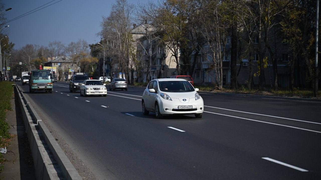 Двойная сплошная на Проспекте возмутила хабаровчан  Целый микрорайон на Втором Хабаровске оказался отсечён. Речь идёт об участке от Машинистов  остановка Школа ДОСААФ  до Аэродромной  остановка Первый магазин .  Если до ремонта сплошная полоса прерывалась на перекрестках и люди могли сразу свернуть в свой двор, тем самым быстрее добраться домой и разгрузить движение, то теперь автомобилям придётся двигаться в плотном потоке ещё несколько остановок, поворачивать на Аэродромную и далее по улочкам и дворам ехать к дому. Представьте, какие там будут заторы. Либо сразу сворачивать на Машинистов и все вместе «толкаться» там.  В любом случае, страдать теперь будут все. Сейчас там отладят светофоры и посмотрим, каким будет движение.