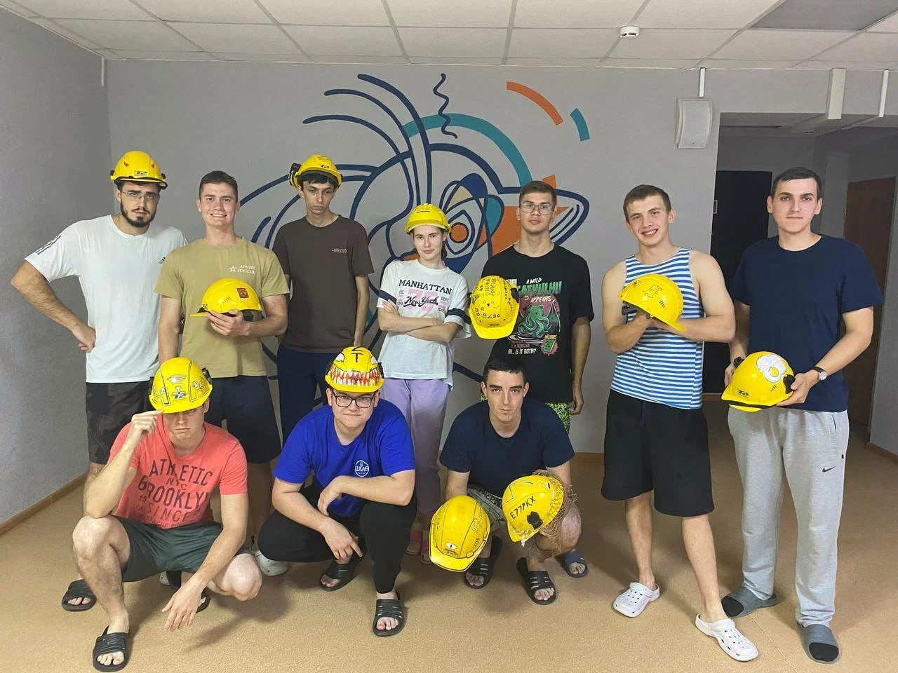 Студенческие отряды задействуют на строительстве социальных объектов Краснодарского края При поддержке департамента строительства региона ряд организаций отрасли заключил договоры о сотрудничестве с краевым отделением Российских студенческих отрядов. – Это станет отличной возможностью для ребят получить практический опыт, а для отрасли – дополнительную поддержку. Студенты уже прошли подготовку. Они будут трудоустроены, им предоставят питание, проживание, медобслуживание, а также возместят расходы на проезд. Молодые люди будут работать на стройплощадке школы на 1100 мест в станице Марьянской и начального блока для 400 ребят в городе Лабинске, – прокомментировала в своих соцсетях вице-губернатор Анна Минькова.