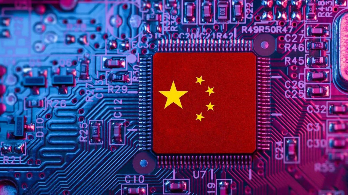 Российские банки проверяют китайские чипы для ИИ вместо Nvidia Сбер Т банк и Альфа банк начали тестировать китайские GPU как альтернативу решениям Nvidia ушедшей с рынка В числе рассматриваемых моделей MetaX C500 Банки надеются использовать их для задач ИИ но пока речь идёт о проверке производительности и совместимости Представители ВТБ заявили о курсе на технологический суверенитет и диверсификацию GPU кластеров Эксперты отмечают что китайские ускорители справляются с типичными банковскими задачами вроде скоринга антифрода и персонализации сервисов Но с тяжёлыми сценариями обучением крупных моделей или обработкой высоких нагрузок пока лучше справляются решения Nvidia Главная сложность программная экосистема Большинство ИИ фреймворков заточены под Nvidia а переход на альтернативные платформы может потребовать серьёзной доработки ПО Поэтому банки действуют осторожно проверяя где именно новые ускорители реально эффективны godnoTECH Новости IT