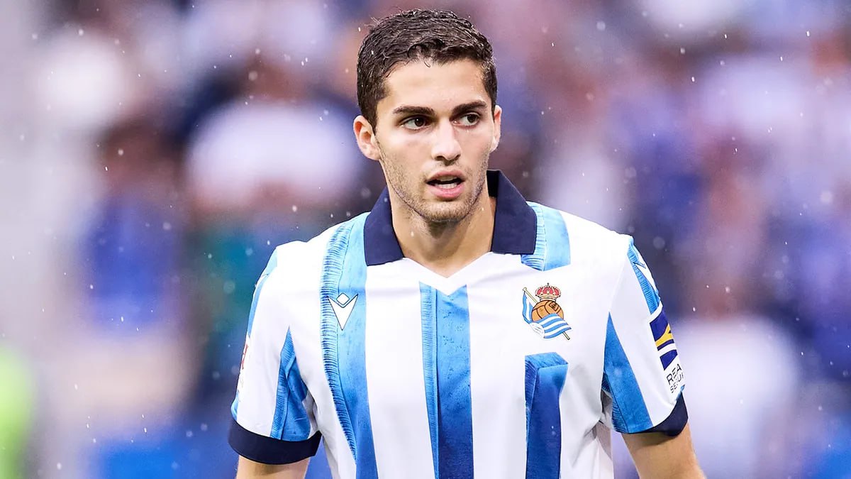 Полузащитник Реала Сосьедад Арсен Захарян с большой вероятностью покинет клуб в зимнее трансферное окно Как сообщает El Desmarque со ссылкой на журналиста издания COPE Марко Антонио Санде новый главный тренер сан себастьянцев Пеллегрино Матараццо не рассчитывает на россиянина до конца сезона Специалист уже провел личную беседу с футболистом и озвучил ему свое решение Спортивный директор Сосьедада Эрик Бретос уже начал процесс поиска новой команды для Арсена до закрытия январского трансферного окна