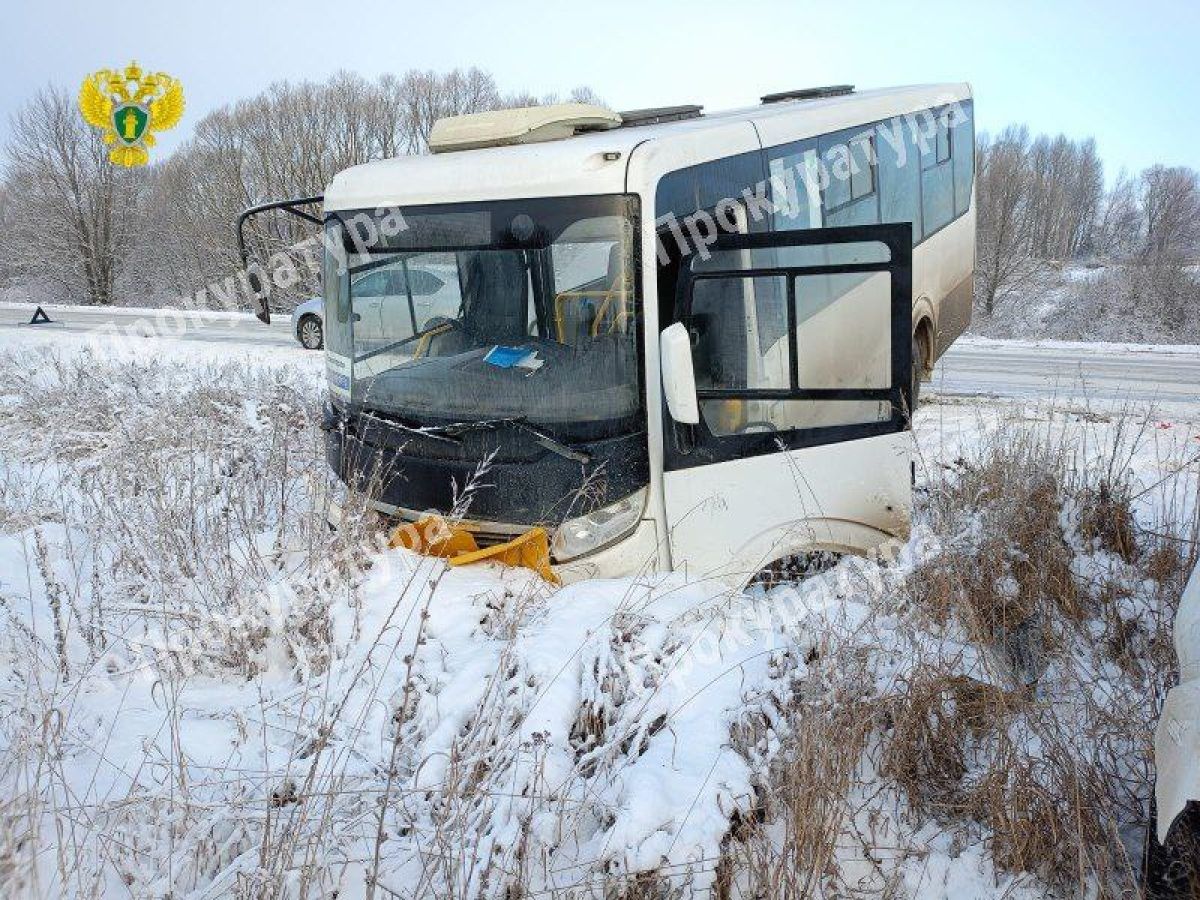 В Тульской области за сутки второй автобус оказался в кювете  Авария произошла сегодня, 20 февраля, на автодороге «Н. Клейменово – Ясногорск – Мордвес» в Ясногорском районе.  Подробнее   Подписаться