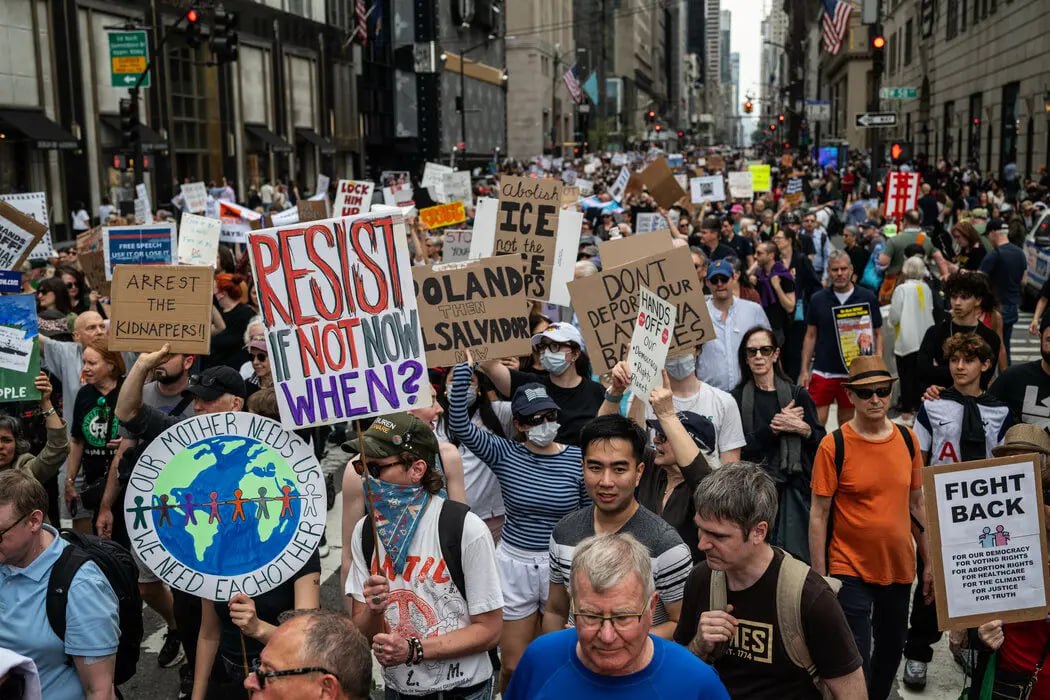 NY Times В США — тысячи протестующих по всей стране снова вышли на улицы в субботу, чтобы выступить против президента Трампа и его политики, что является признаком постоянного сопротивления его руководству всего через две недели после того, как в городах и поселках по всей стране прошли массовые демонстрации. На субботу было запланировано более 700 мероприятий от Джексонвилля, штат Флорида, до Лос-Анджелеса, а в Нью-Йорке демонстранты в центре Манхэттена заполнили 15 кварталов на Мэдисон-авеню. Участники выступили с гневом против президента, который, по их словам, попирает гражданские свободы и верховенство закона, а также перегибает палку в иммиграции, сокращении федеральных рабочих мест, экономике и других областях.