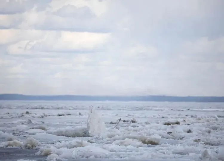 На реках Якутии растут уровни воды на Тээне образовался затор льда По данным Якутского УГМС на большинстве рек наблюдается повышение уровней воды На реке Лена кромка ледохода находится ниже населённого пункта Подымахино Иркутской области  У села Тяня зафиксирован затор льда выше гидропоста ulusmedia Читайте нас в MAX