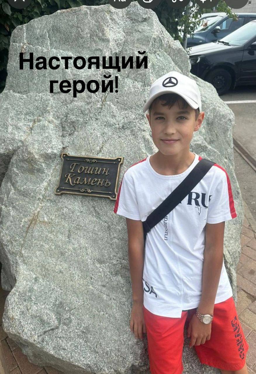 Семиклассник из Кисловодска спас тонущего в озере ребёнка Инцидент произошёл накануне, 12 июня. Ребёнок с друзьями играл в воде и неожиданно начал тонуть. На крики мамы в воду бросились находящиеся рядом мужчины, однако из-за большого расстояния они могли не успеть спасти мальчика. На другой стороне водоёма в это время находился семиклассник Георгий Кочаровский. Он доплыл до тонущего ребёнка и вытащил его на берег. «Мама спасённого мальчика не могла сдержать слёз благодарности. Она обняла и своего сына, и его спасителя, выражая ему свою безмерную признательность», — рассказали в школе.