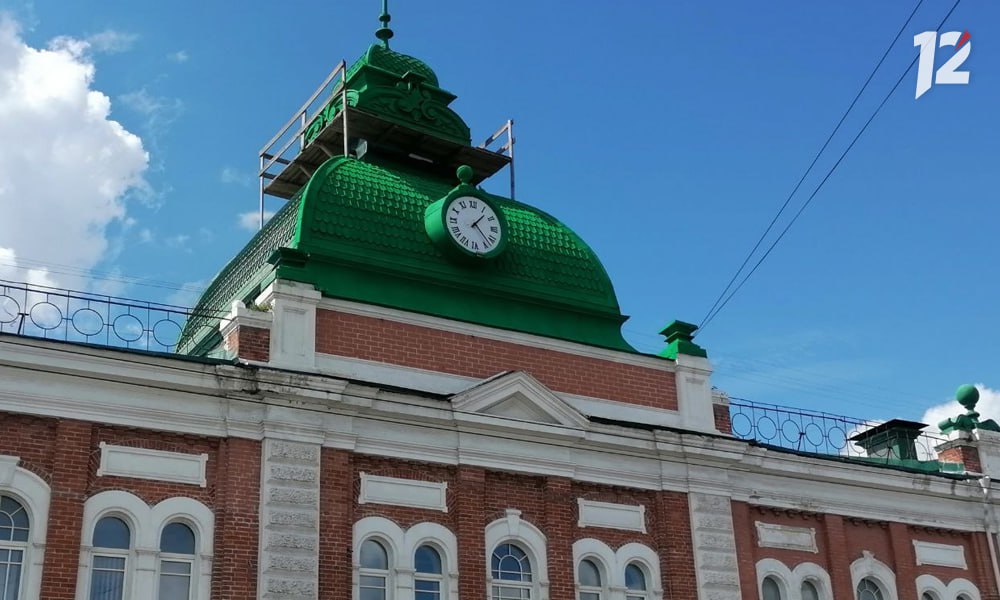 На Любинском проспекте завершили ремонт легендарной башни с часами Восстановление лицевой части и механизма завершилось 2 августа накануне Дня города и области Сейчас подрядчик завершил реставрацию кровли и шпиля обработал деревянные элементы огнезащитным составом и усилил их металлическими хомутами Работы завершили на два месяца раньше запланированного срока Напомним что башня с часами была построена в 1911 году на здании бывших Московских торговых рядов Каждый день из курантов звучит мелодия Омские улицы а также песня Любочка которая стала победителем народного голосования в рамках проекта Музыка Культурной столицы