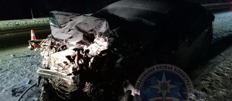 Сегодня 30 января вечером на трассе Кола в Ленобласти лоб в лоб столкнулись Kia и Mersedes Погибли водитель и пассажир автомобиля Kia родители 7 летнего ребенка Сам мальчик выжил с тяжелыми травмами он госпитализирован в больницу Лодейного поля В автомобиле Kia ехала семья из Карелии По информации главы Минздрава Карелии Михаила Охлопкова ребёнок находится в крайне тяжёлом состоянии К сожалению нетранспортабельный t me antidot10 5747