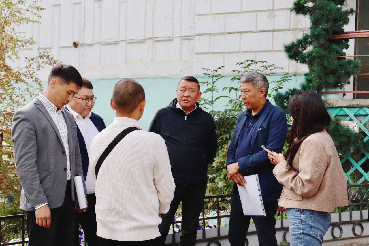В Якутии продолжается реализация программы капитального ремонта многоквартирных домов.   Сегодня совместно с Окружной администрацией г. Якутска проверили ход работ на нескольких объектах.    На ул. Фёдора Попова, 10/1 идёт восстановление фундамента. Подрядная организация, имеющая большой опыт сотрудничества с Фондом, соблюдает график — завершение работ запланировано на конец августа. Также осмотрены дома, где модернизируют системы теплоснабжения, водоснабжения и водоотведения. Эти работы особенно важны, так как необходимо успеть до начала отопительного сезона.    По дому на ул. Фёдора Попова, 10/1 собираемость взносов на капремонт составляет 87%, что является хорошим показателем. Однако в целом по республике ситуация остаётся сложной: задолженность населения за коммунальные услуги превышает 7 млрд рублей. Снижение этой суммы позволило бы ускорить реализацию ремонтных программ.    Одна из ключевых сложностей — доступ в помещения для замены коммуникаций. Учитывая короткий строительный сезон, важно своевременно предоставлять специалистам возможность выполнить ремонт, чтобы минимизировать риски аварий в будущем.    Все возникающие вопросы оперативно решаются во взаимодействии с муниципалитетами. Особое внимание уделяется инженерной инфраструктуре — основе бесперебойной работы ЖКХ в зимний период. Отдельная важная задача — обеспечение безопасности сетей газоснабжения.    По результатам проверки даны поручения Фонду капремонта ускорить контрактацию и выполнить план в установленные сроки, а подрядным организациям — обеспечить своевременное и качественное выполнение работ.