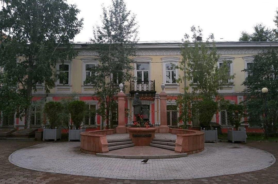 В Красноярске отреставрируют доходный дом купца Ивана Гадалова. Контракт на выполнение работ заключило краевое Управление капитального строительства со «Строительной компанией "Георг"». Информация об этом размещена на сайте государственных закупок. Тендер признали несостоявшимся: единственным участником конкурса стала компания «Георг». Комиссия приняла решение заключить договор с этой организацией. Сумма контракта составила 966,3 миллиона рублей, что соответствует начальной цене. В отреставрированном здании хотят разместить выставочные и интерактивные пространства, многофункциональные залы и кафе. Завершить работы планируют к 2028 году, в год празднования 400-летия Красноярска. Подробнее — на Бабре #красноярск