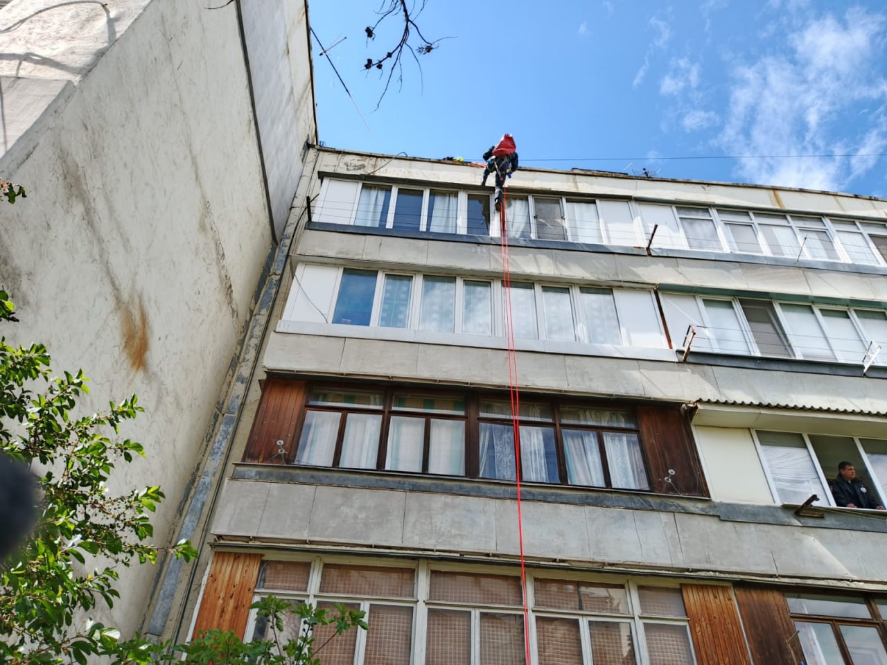 В Судаке спасли женщину, запертую в квартире Пенсионерка закрыла дверь и не смогла открыть её самостоятельно. Спустившись с крыши, спасатели забрались в квартиру через окно балкона. Женщина находилась на кухне в беспомощном состоянии. Открыв дверь в присутствии сотрудников полиции, спасатели передали пострадавшую медработникам, сообщили в МЧС РК. : МЧС РК ВЕСТИ КРЫМ
