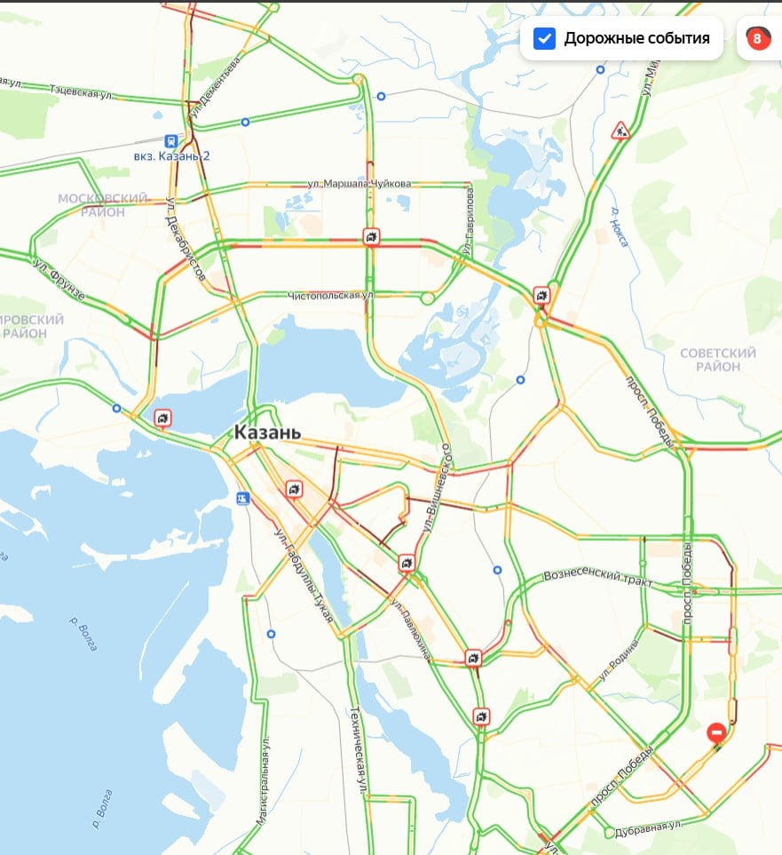 Казань перед 8 Марта встала в 8-балльных пробках.  Сильнее всего движение стоит в центре города. Также пробки есть на Квартале и в Авиастроительном районе.