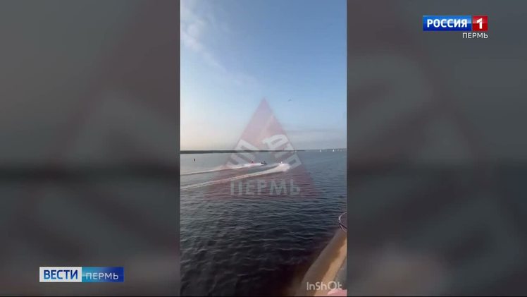 На фестивале водных активностей столкнулись два болида В Перми на фестивале водных активностей произошел инцидент. Во время гонки столкнулись два болида. К счастью, обошлось без пострадавших, но зрелищности происходящему на пермской набережной это, безусловно, добавило.