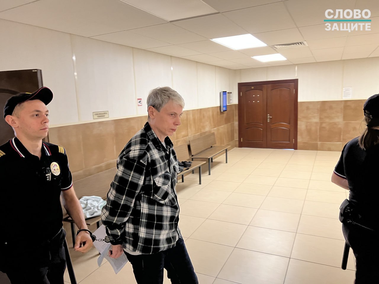 Москвича Дмитрия Марсова приговорили к 3 годам лишения свободы в исправительной колонии общего режима Басманный районный суд Москвы сегодня вынес приговор по делу Дмитрия Марсова, обвиняемого в финансировании ФБК. Об этом "СЗ" сообщила его адвокат Наталия Тихонова. Мужчина признан виновным по статье 282.3 УК РФ часть 1 , которая предусматривает ответственность за финансирование экстремистской деятельности. По версии следствия, Марсов в 2021 году перевёл пять донатов в адрес Фонда борьбы с коррупцией — по 300 рублей каждый, всего 1500 рублей. При этом следствие утверждает, что мерчант ID получателя платежей принадлежит именно ФБК, признанному экстремистской организацией и запрещённому в России. Напомним, что, как стало известно из материалов уголовного дела, Виктора Левакова, которого за донаты ФБК приговорили к 3,5 годам колонии общего режима, смена имени точки, отображаемой в документах российских банков-отправителей — а значит, доступной по запросу следственным органам РФ — не помогает донаторам избежать уголовного преследования. «Фонд борьбы с коррупцией» не изменил ключевые реквизиты: уникальный 15-значный идентификационный номер – он же мерчант ID, что в связке с кодом банка-эквайера позволяет однозначно идентифицировать продавца – конечного получателя денежных средств, как следует из слов специалистов отечественных банков, опрошенных в рамках многочисленных уголовных дел по финансированию фонда. Эти показания, как и само название мерчант ID, стали основным доказательством стороны обвинения по данным делам, оправдательных приговоров по которым за прошедшие несколько лет, что они длятся, вынесено не было. Источник: ВЧК-ОГПУ