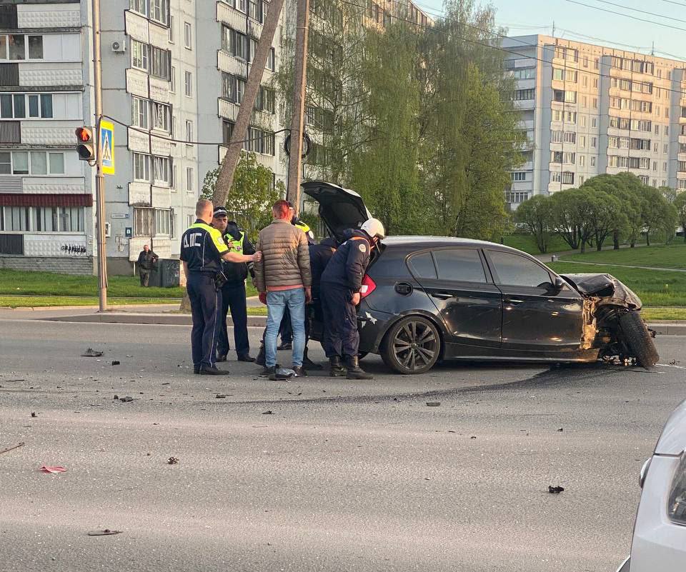Детали ДТП на Рижском проспекте утром 3 мая Водитель BMW на скорости врезался в Renault Logan – тот стоял на перекрестке в ожидании разрешающего сигнала светофора. Автомобили раскидало в разные стороны. В «Рено» пострадала пассажирка 1997 года рождения. Информация о травмах и состоянии уточняется. А ещё водитель BMW отказался от прохождения проверки на алкоголь.