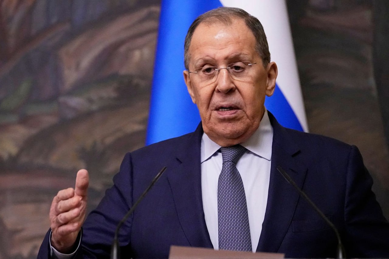 Россия уговаривает Иран не рвать с МАГАТЭ Лавров предостерег Тегеран от разрыва с ядерным агентством ООН, за который накануне проголосовал иранский парламент Подробнее Москва надеется, что Иран не будет окончательно выходить из сотрудничества с Международным агентством по атомной энергии МАГАТЭ , заявил министр иностранных дел России Сергей Лавров. «Мы заинтересованы в том, чтобы сотрудничество Ирана с МАГАТЭ продолжалось», — заявил Лавров по итогам переговоров с главой МИД Лаоса в четверг. — Мы заинтересованы в том, чтобы все уважали верховного лидера Ирана, который неоднократно заявлял, что у Ирана нет и не будет планов по созданию ядерного оружия». Его заявление прозвучало на фоне одобрения парламентом в Тегеране закона о приостановке взаимодействия с агентством. Он позволит ограничить доступ МАГАТЭ к ядерным объектам: запрещать инспекции, не устанавливать камеры наблюдения и отказываться от предоставления отчетов. Спикер меджлиса Мохаммед Бакер Калибаф заявил, что приостановка продлится до тех пор, пока не будут обеспечены безопасность объектов и ускорено развитие мирной ядерной программы Ирана. Глава МАГАТЭ Рафаэль Гросси в ответ на решение Тегерана подчеркнул, что Иран не имеет права в одностороннем порядке прекращать сотрудничество. Он предупредил, что отказ от инспекций может привести к «новому кризису» в сфере нераспространения. Информация по теме: Иран усилит секретность ядерной программы Будьте в курсе последних новостей с «TRT на русском»