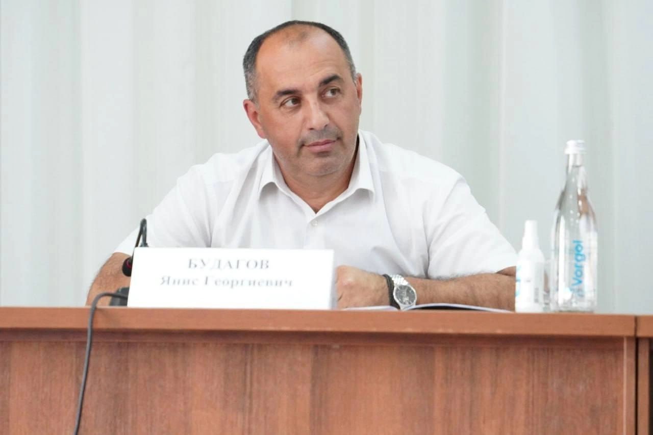 Мэра Крымска Яниса Будагова задержали Его обвинили в превышении должностных полномочий Возбуждено уголовное дело чиновника намерены заключить под стражу сообщает СКР по краю По версии следствия в 2020 году мэрия Крымска заключила с местным жителем договор аренды с х участка площадью более 31 4 га Затем в генплан внесли изменения участок стал пригоден для ИЖС В 2023 году арендатор захотел купить эту землю без торгов указав что использует ее для с х нужд Мэр зная что теперь это участок для ИЖС и его нельзя предоставлять в собственность без торгов все же заключил с мужчиной договор купли продажи Участок был продан за 5 2 млн рублей хотя стоил не менее 99 млн рублей Позже новый владелец продал его застройщику за 150 млн рублей Данный факт выявили сотрудники УФСБ РФ по краю соцсети Кубань 24 в MAX