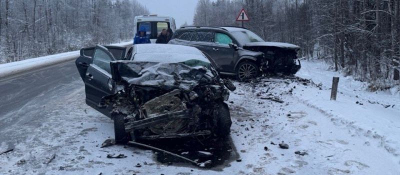 Много вопросов по смертельному в Ленобласти где погибла семья из Карелии поэтому отвечаем здесь Так ДТП произошло 30 января около 15 45 на 182 км автомобильной дороги Р 21 Кола в Ленобласти Как так случилось просто водитель огромного внедорожника Mersedes пошел на обгон а на встречке маленькая Kia из Карелии В результате водитель и пассажирка легковушки погибли В машине выжил 7 летний мальчик сын погибших Что на данный момент с ребенком Его после аварии с очень тяжелыми травмами госпитализировали в больницу Лодейного поля А сегодня состояние ребенка стабилизировали и готовят к транспортировке в детскую клиническую больницу в Санкт Петербурге Прокуратура Ленобласти начала проверку Фото прокуратуры ЛО t me antidot10 5750
