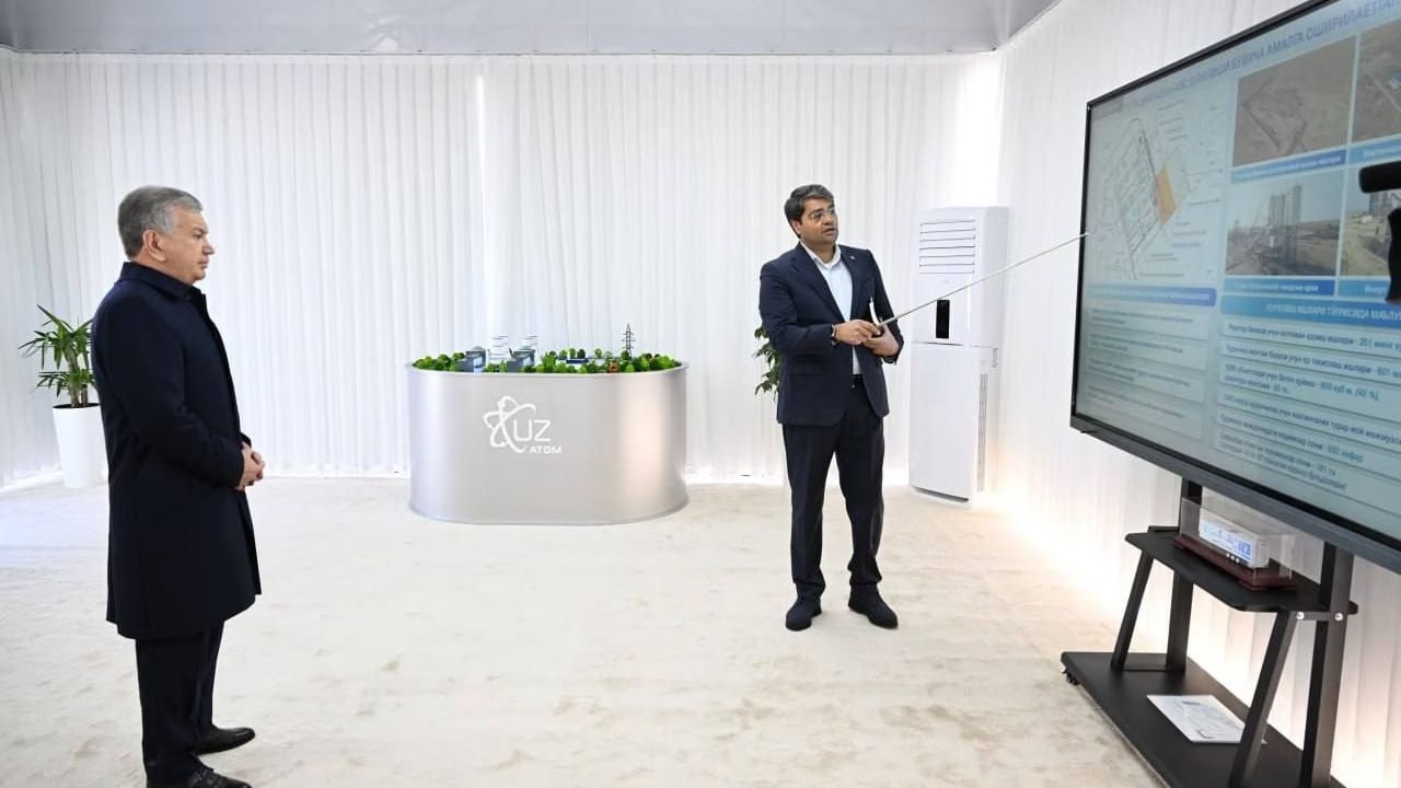Президент ознакомился с ходом строительства интегрированной АЭС в Джизакской области В ходе рабочей поездки президенту представили текущее состояние работ по строительству атомной электростанции на площадке продолжается рытьё котлованов и подготовка строительной базы uznews uz ru news 105351 uznews