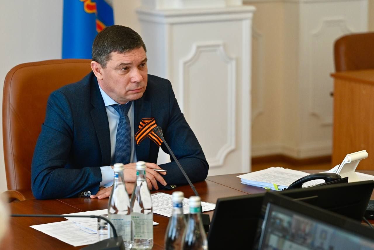 #губерговорит Врио губернатора Тамбовской области Евгений Первышов инициировал служебные проверки в министерстве градостроительства и министерстве имущественных отношений. По словам врио, чиновники несколько лет предоставляли участки «псевдоинвесторам» без всяких торгов. В итоге под видом инвестиций люди получали из областной собственности землю, строили на ней дома, а потом получали возможность узаконить всё через суд: «Представители Минимущества на такие судебные заседания попросту не приходили. Хотя речь идёт о достаточно дорогих участках, которые «уплывали» из собственности региона. Причём эта вакханалия была регулярной, сейчас известно о 23 таких случаях», – написал Первышов. С полученными по итогам проверок отчетами глава региона собирается обратиться в правоохранительные органы.