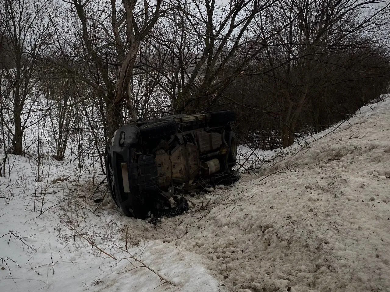 В Самарской области утром 31 января внедорожник вылетел в кювет на трассе  Утром 31 января автомобиль Great Wall Hover ехал по трассе около Безенчука. Водитель, предположительно, потерял контроль за машиной, она вылетела в кювет и перевернулась. Никто не пострадал.