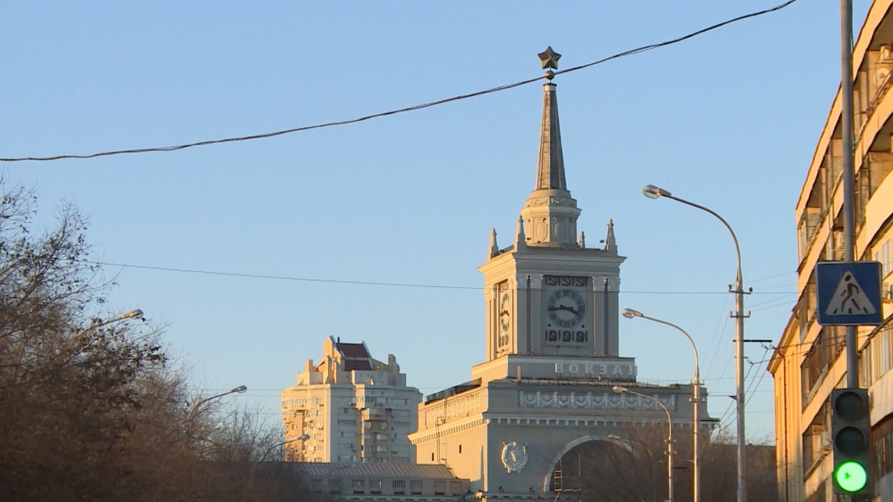 Поезд сообщением Киров – Кисловодск с остановками в Волгоградской области идет с опозданием в семь часов  Как прокомментировали в пресс-службе Приволжской железной дороги, на станции в Саратове пассажиров обеспечат питанием, переоформят проездные документы. При отказе от поездки дополнительные платежи и сборы не возьмут.    После остановки в Саратове состав делает три остановки в Волгоградской области – на станции Петров Вал, на Центральном вокзале в Волгограде и в Суровикино.  ℹ  О задержке поезда ожидающих дополнительно оповещают в смс-сообщениях. Информацию о фактическом движении состава можно получить в мобильном приложении или на официальном сайте РЖД.    Подписаться