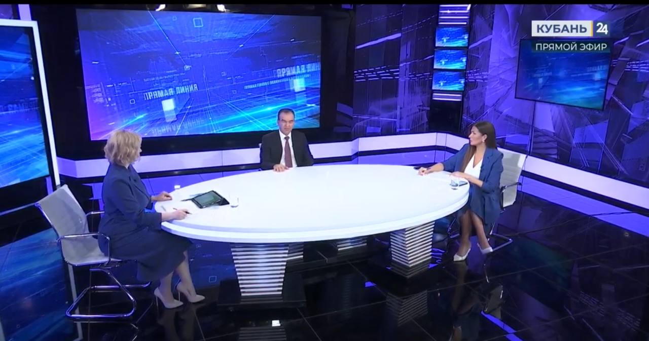 На Прямую линию Губернатору Кубани поступило свыше 8 8 тыс обращений Прямое общение длилось порядка пяти часов За это время Вениамин Кондратьев ответил на 45 вопросов от жителей региона В число самых активных вошли анапчане Спасибо каждому кто написал позвонил записал видеообращение Все вопросы даже не прозвучавшие в эфире будут взяты в работу По многим из них поручения уже даны и каждое обращение находится на моем личном контроле отметил Вениамин Кондратьев