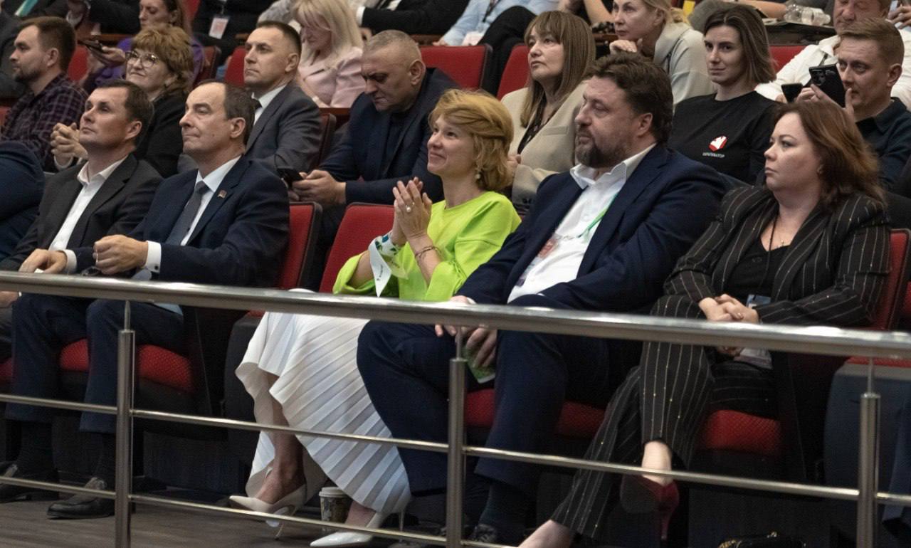 ЦОК АПК принял участие в международной выставке ЮгАгро 2025 Выставка проходит в Краснодаре с 18 по 21 ноября Мероприятие открыли министр сельского хозяйства России Оксана Лут и губернатор Краснодарского края Вениамин Кондратьев В рамках выставки директор Новороссийского филиала ФГБУ ЦОК АПК Лилия Кугушева посетила пленарное заседание всероссийского форума Повышение эффективности малого агробизнеса организованного Ассоциацией Народный фермер Кубани На нем обсуждались ключевые вопросы развития АПК включая доступность льготных финансовых инструментов обновление техники и развитие переработки продукции   Участие в таких масштабных отраслевых мероприятиях позволяет быть в курсе последних тенденций в агропромышленном комплексе и укреплять взаимодействие с производителями сельхозпродукции Это особенно важно для нашей работы по обеспечению качества и безопасности сельхозпродукции в частности зерна и продуктов его переработки отметила Лилия Кугушева В ходе выставки специалисты Новороссийского филиала ЦОК АПК провели консультации для сельхозтоваропроизводителей по вопросам лабораторного контроля качества продукции и требований к экспортным поставкам обсудили перспективы сотрудничества с предприятиями АПК Краснодарского края ℹ Международная выставка ЮгАгро является крупнейшей в России площадкой для демонстрации сельскохозяйственной техники оборудования и материалов для производства и переработки растениеводческой продукции В 2025 году в мероприятии принимают участие 600 компаний из 14 стран мира цок апк ЮгАгро Новороссийскийфилиал