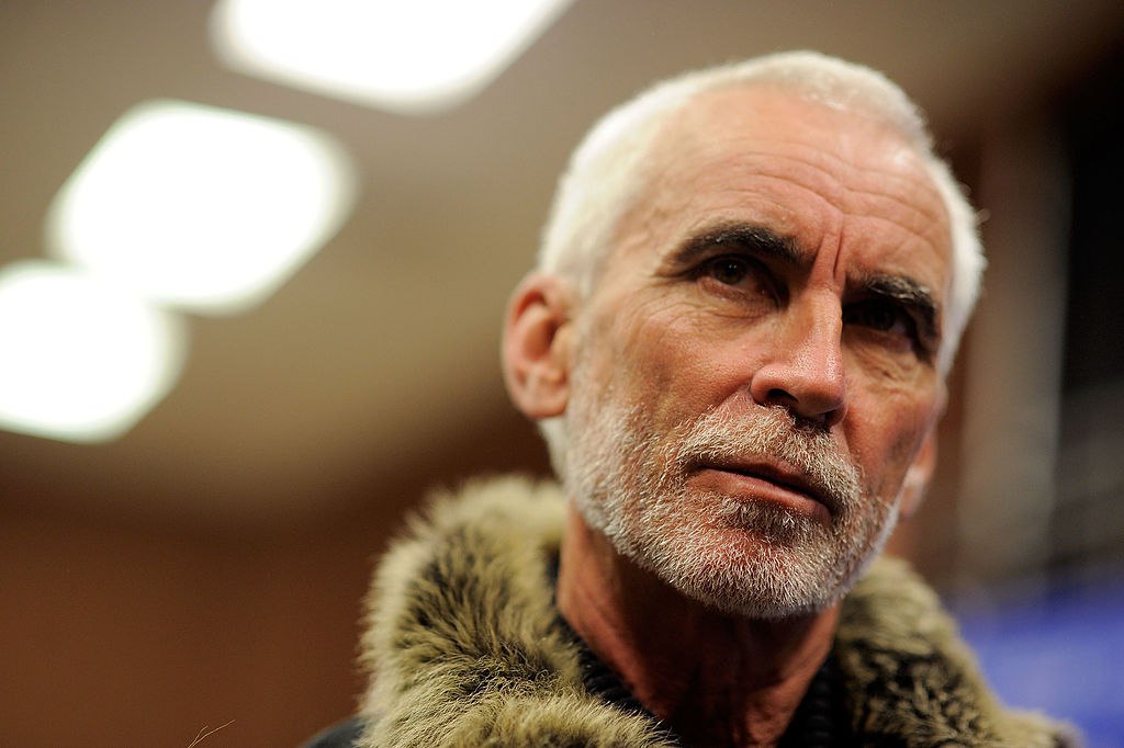 Умер новозеландский режисер Ли Тамахори снявший фильм Умри но не сейчас про Джеймса Бонда Он скончался у себя дома в возрасте 75 лет Ли Тамахори дебютировал в кино в 80 х Он стал автором таких лент как Когда то они были воинами Скала Малхолланд На грани И пришел паук Три иска 2 Новый уровень Пророк Двойник дьявола На краю земли Больше новостей в Daily News