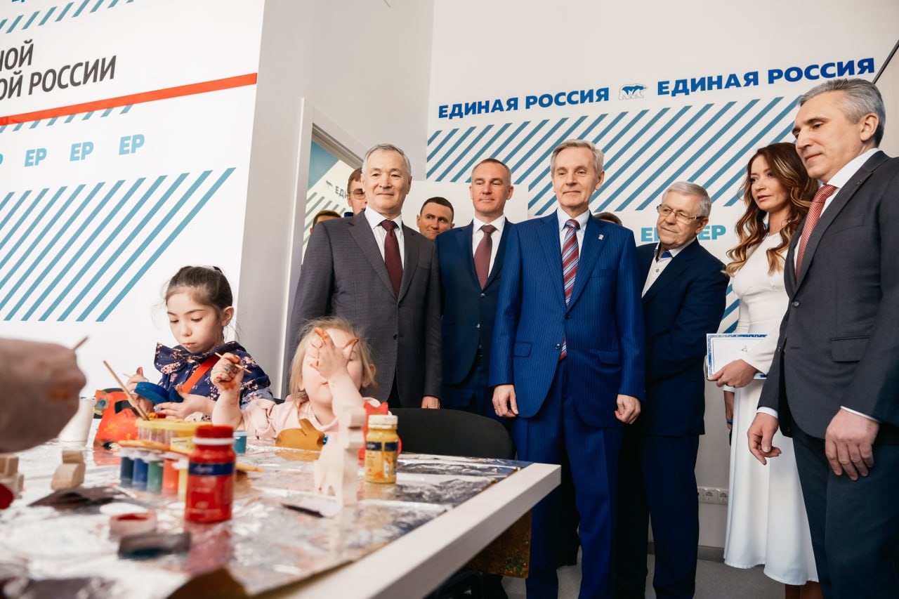 Более 57 000 человек посетили Штаб общественной поддержки "Единой России" в Тюмени за два года Со дня открытия,12 мая 2023 года, в этом многофункциональном пространстве проведено около 3,5 тысяч мероприятий. Ключевая задача работы Штаба общественной поддержки - помощь участникам СВО и членам их семей. “С самого начала площадка объединила тюменцев для помощи бойцам СВО. Здесь плетут сети, делают окопные свечи и “браслеты выживания”, оказывают юридическую, психологическую поддержку бойцам и их семьям”, - отметил губернатор Тюменской области Александр Моор. Штаб находится в центре города Тюмень, ул. Водопроводная, 36 . Здесь периодически проводят мастер-классы, благотворительные акции, патриотические мероприятия. "Мы в Штабе собрали лучшие практики работы с бойцами и их семьями, ведь все они - наши родные. Никто не должен оставаться один на один со своими проблемами”, - уверена руководитель регионального исполкома “Единой России” Ольга Швецова. Все мероприятия, которые проводит Штаб, бесплатные. Прийти может любой желающий. Подробнее - в официальном telegram-канале. Архив. Май 2023 года. Открытие Штаба общественной поддержки "Единой России" в Тюмени.