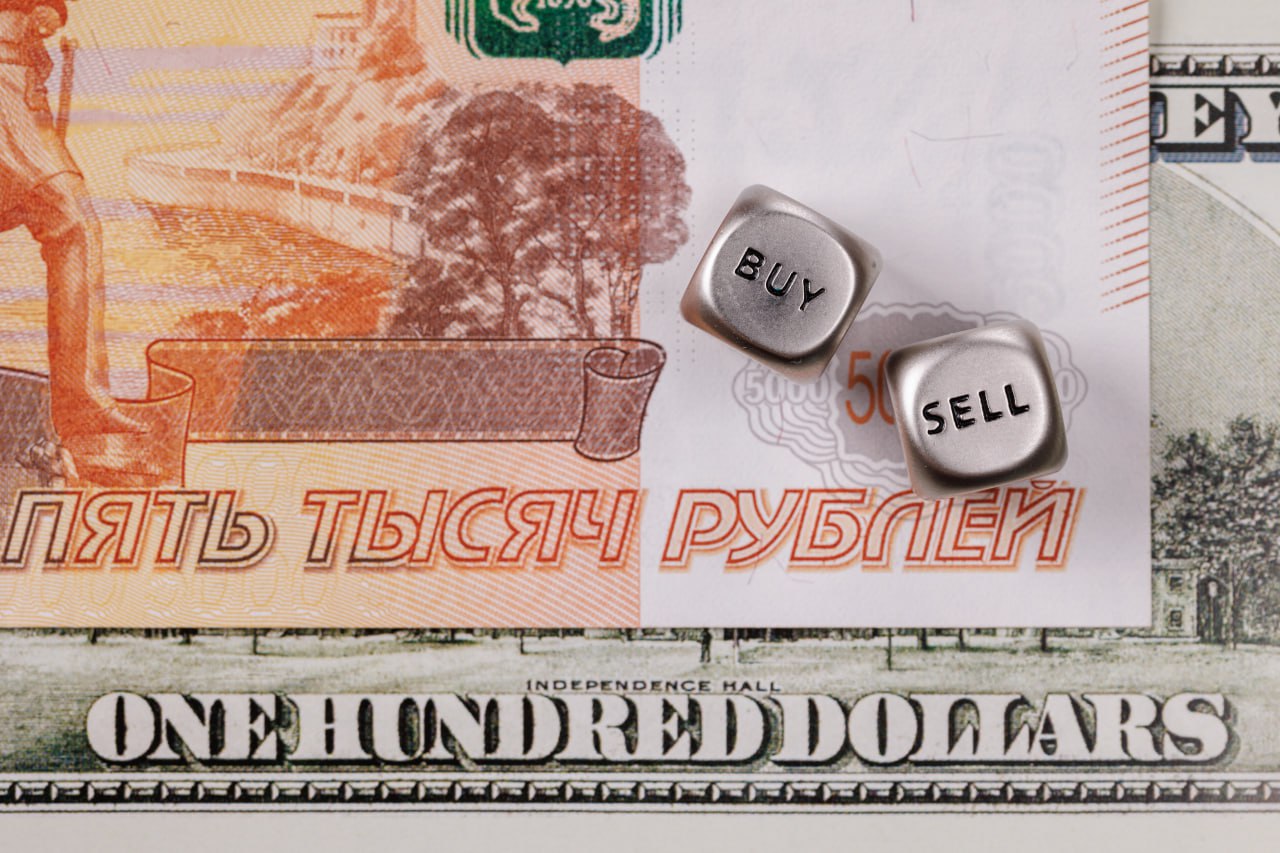 Россиянам назвали 10 стран мира с возможностью обменять рубли на местную валюту Так, прилетевшие в Турцию, Казахстан, Армению, Грузию, Азербайджан или Узбекистан туристы могут обменять рубли на национальную валюту прямо в пунктах обмена в аэропортах или посетить для этих целей банк в ближайшем городе. В Китае обменять рубли также можно в обменниках в аэропорте после прилёта. Конвертировать в нацвалюту привезённую в отпуск наличку россияне также могут в Южной Корее, Венгрии, Таиланде и ОАЭ, однако придётся ехать до банка в городе. Между тем в Японии, Египте, Франции, Танзании, Вьетнаме, ЮАР, Венесуэле и Бразилии возможность обменять рубли на местную валюту отсутствует, несмотря на популярность этих направлений у россиян. ТАСС