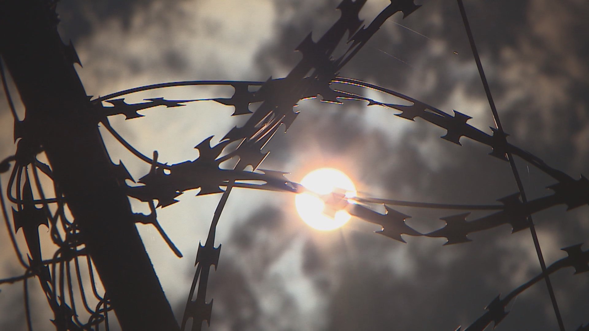 Криминальный авторитет в Костроме получил новый срок за плохое поведение в колонии Мужчина осужден за участие в запрещенной экстремистской организации Собранные сотрудниками областного Следственного комитета доказательства признаны судом достаточными для вынесения приговора ранее судимому 37 летнему мужчине Отбывая наказание в исправительной колонии с июня 2023 года по январь 2024 года он занимал руководящее положение в местной преступной иерархии Как установлено судом и следствием осуществлял участие в деятельности организации в отношении которой Верховным судом принято решение о признании ее экстремистской Мужчина распространял запрещенную идеологию и пытался вовлечь других колонистов в деятельность экстремистского сообщества На преступное поведение мужчины обратили внимание сотрудники УФСБ и УФСИН России по Костромской области Приговором суда назначено наказание в виде лишения свободы на срок 4 лет 8 месяцев с отбыванием в исправительной колонии строгого режима