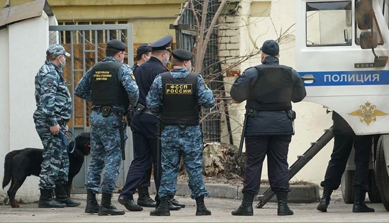 Фигуранты дела о попытке диверсии в воинской части под Дмитровом намеревались заминировать автомобиль сотрудника ФСБ. Согласно показаниям свидетеля в суде, зимой 2023 года Тимофей Мельников, связавшись с украинским куратором, предложил заработать на поджогах и диверсиях в Московской области. В сентябре 2023 года они вели наблюдение за сотрудником ФСБ для минирования его автомобиля. Мельников также готовил поджог военной техники. Фигуранты признали вину, их задержали в ноябре 2023 года. ____    #дмитров →