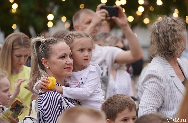 Под Волгоградом из-за непогоды переносят празднование Дня защиты детей В Волгоградской области в течение ближайших трёх дней ожидается ухудшение погодных условий. Как сообщает ИА «Высота 102» со ссылкой на прогноз Волгоградского ЦГМС, пик ненастья придётся на 1 июня. В этот день на регион обрушатся дожди, грозы и сильный ветер с порывами до 20 м/с. Из-за комплекса опасных метеорологических явлений местные власти уже начали пересматривать программы празднования Дня защиты детей. Первыми о переносе мероприятий на 2 июня объявили организаторы праздника в городе Новоаннинский. Отметим, редакция уточняет информацию, планируют ли корректировать праздничные мероприятия в других муниципалитетах Волгоградской области, в частности в Волгограде.