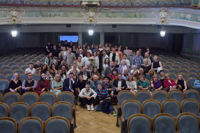 В Театре им Комиссаржевской рассказали о планах на сезон Театр им Комиссаржевской открыл новый сезон но не в родных стенах а на сцене театра Зазеркалье Это связано с ремонтными работами которые завершатся уже 22 октября Помимо Большой сцены после ремонта откроется исторический вход в театр из Пассажа Малая сцена в новом сезоне будет отдана молодым режиссерам Первая премьера здесь выйдет в конце ноября Ночной полёт по роману Экзюпери в постановке выпускницы РГИСИ Марии Мисник Одним из главных событий сезона станет декабрьская премьера мюзикла по мотивам Оперы нищих Джона Гея В постановке Алексея Франдетти будет занята почти вся труппа а также Лариса Долина Иван Ожогин и Кирилл Гордеев Следующей премьерой станет спектакль для семейной аудитории Золотой ключик или который выйдет в конце марта Режиссёр Иван Пачин В марте Роман Габриа начнет репетировать спектакль Три мушкетера Подробнее Фото пресс служба театра Подписаться на Театрал Поддержать донатом