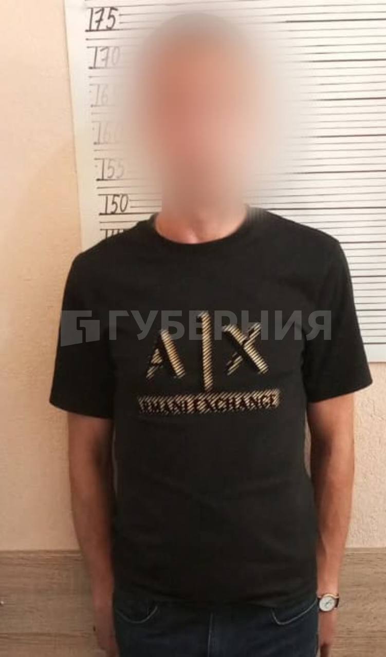 Устроившему стрельбу в Пятерочке хабаровчанину грозит до 7 лет колонии В Индустриальный районный суд направлено дело 38 летнего хабаровчанина который в июле текущего года устроил стрельбу в магазине Пятерочка на улице Шевчука Мужчина принес в торговый зал сигнальную ракетницу и в порыве ярости использовал ее не по назначению Благо пострадала лишь входная дверь Хабаровчанин приехал туда на внедорожнике по словам очевидца в поисках ушедшего ребенка Мужчина от кого то узнал что он находится в магазине и практически с порога начал звать чадо Ребенка внутри не было а буйному визитеру посетители сделали замечание На крики вышла директор магазина и попросила мужчину вести себя спокойнее Он же в ответ применил физическую силу За сотрудницу вступился посетитель и в итоге скандалист ушел но недалеко в машину за сигнальной ракетницей Фигурант работает водителем в одном из госучреждений Каких либо проблем с законом у него ранее не было Мужчина рассказал что ракетницу Сигнал охотника он приобрел для личных целей Она свободно продается в магазинах совершеннолетним специальное разрешение на нее не требуется Горожанин стал фигурантом уголовного дела по статье Хулиганство Из за своей выходки он теперь рискует попасть в колонию сроком до 7 лет поскольку хулиганство было совершено с применением оружия Будь в курсе событий везде ОК VK MAX