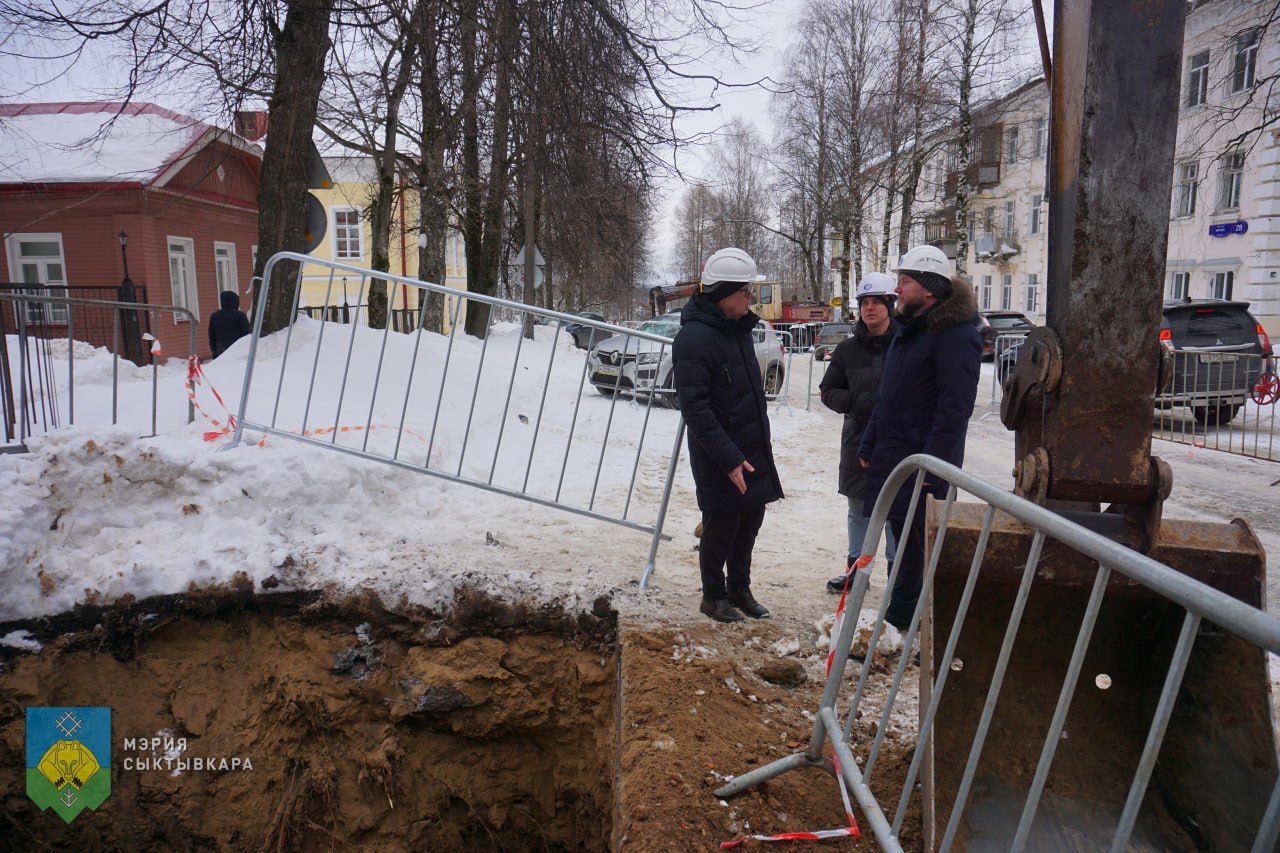 Новым трубам у сыктывкарского парка помешали березы  На улице Орджоникидзе уже несколько дней идет подготовка к перекладке квартального водопровода.  Как сообщили в пресс-службе администрации Сыктывкара, работы сосредоточены на тупиковом участке от улицы Советской до Кировского парка. Более 30 лет в этот район подавали воду по чугунным трубам, их заменят на водовод из современных долговечных материалов для надежного снабжения горожан чистой водой. Поскольку часть сетей пролегает под «зеленкой» вдоль дороги, «Сыктывкарскому водоканалу» придется убрать несколько берез в районе перекреста улиц Орджоникидзе-Советская с последующей высадкой молодых деревьев.  Перед ресурсниками поставлена задача минимизировать перекрытия дорог. В результате, к примеру, улица Орджоникидзе перекрываться полностью не будет. Это позволит минимизировать пробки и сохранить для жителей привычную логистику передвижения по городу. План по остальным участкам улицы Орджоникидзе опубликуют дополнительно.