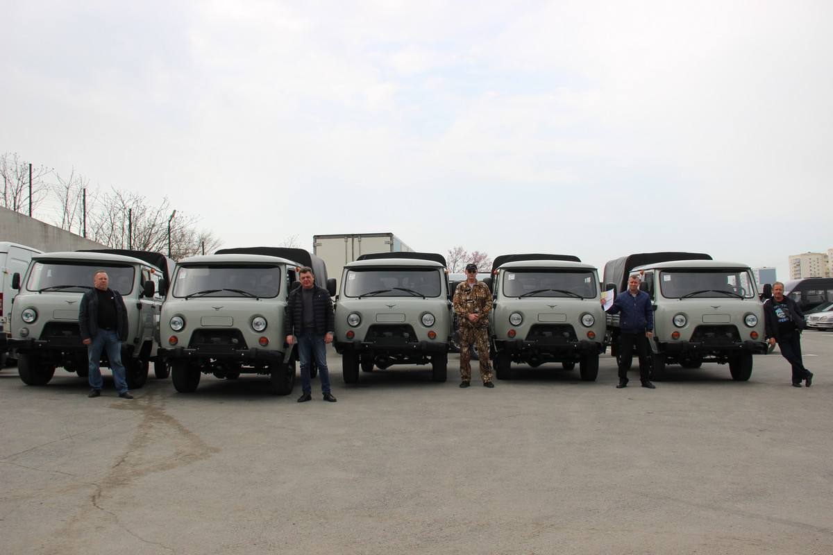 Примтеплоэнерго пополнило автопарк предприятия специализированным автотранспортом Шесть новых автомобилей УАЗ «Фермер» для работы ремонтных бригад предприятия переданы в Артемовский, Дальнегорский, Лесозаводский, Михайловский, Партизанский и Спасский филиалы. Генеральный директор КГУП «Примтеплоэнерго» Вячеслав Бабич: «В настоящее время филиалы завершают отопительный сезон, приступают к реализации ремонтной программы. Новая техника передана ремонтным бригадам филиалов для подготовки объектов предприятия к следующему осенне-зимнему периоду». В планах – покупка 19 единиц техники белорусского производства: современных экскаваторов, фронтальных погрузчиков, вакуумных машин и бортовых грузовиков с краном-манипулятором. Это позволит существенно расширить возможности филиалов при выполнении производственных задач. Новая техника предназначена для доставки материалов, ликвидации коммунальных аварий, откачки и вывоза стоков, проведения земляных и погрузочно-разгрузочных работ. «Регулярное обновление автопарка – важное условие стабильной и качественной работы подразделений. Мы ежегодно приобретаем специализированные автомобили с учетом потребностей филиалов и возможностей предприятия». В прошлом году предприятие закупило десять единиц автомобильной техники: илосос на базе NISSAN DIESEL для Лесозаводского филиала; УАЗ Комби для Большекаменского; УАЗ «Фермер» и Toyota Probox для Дальнегорского; Toyota Probox для Михайловского и Партизанского филиалов; 2 Toyota Probox для Артемовского; УАЗ «Фермер» для Находкинского. Также предприятие заключило лизинговые договоры на четыре единицы специализированной техники. В их числе – экскаватор и бортовой грузовик с краном-манипулятором для Арсеньевского филиала, фронтальный погрузчик для Дальнегорского и экскаватор-погрузчик для Лесозаводского филиала.