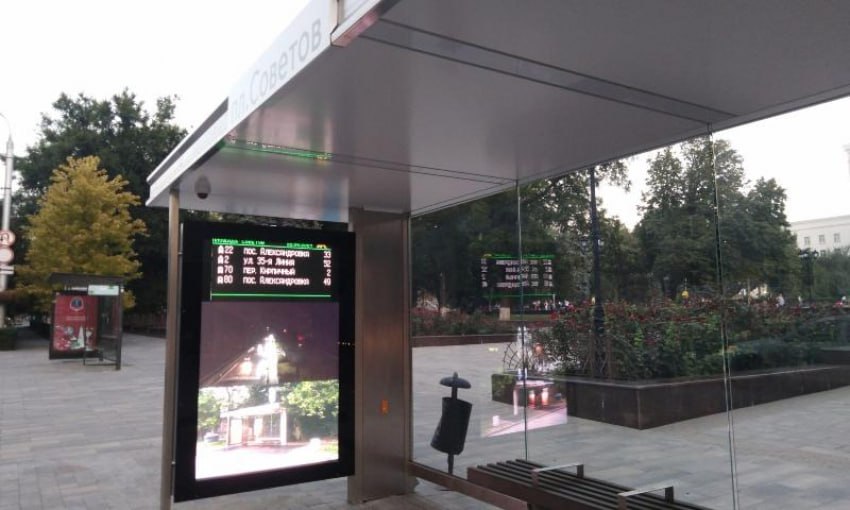 До конца года в Ростове появится еще 20 интерактивных остановок До конца этого года в донской столице досрочно установят еще 20 интерактивных остановок Об этом в своем телеграм канале сообщает глава города Александр Скрябин В рамках концессионного соглашения в Ростове появилось уже 50 остановок Статистику предоставил замглавы ростовской администрации по транспорту и дорожному хозяйству Владимир Иванов Всего же в течение пяти лет планируется обустроить 450 таких умных комплексов Работы должны завершиться в 2029 году Но сейчас рассматриваем возможность ускорить сроки пишет Александр Скрябин Всего в городе 1251 остановочный павильон Подписаться на Новости Ростова Прислать новость Мы в Max rostovnews61