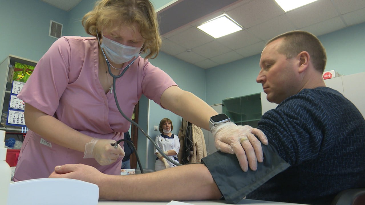 В 2026 году диспансеризацию могут пройти россияне 1987 1990 1993 1996 1999 2002 2005 и 2008 годов рождения сообщили в Псковской областной больнице Гражданам от 18 до 39 лет рекомендуется проходить диспансеризацию раз в три года тем кому старше 40 лет раз в год Ветераны инвалиды участники боевых действий чернобыльцы и ликвидаторы радиационных аварий проходят диспансеризацию ежегодно независимо от возраста