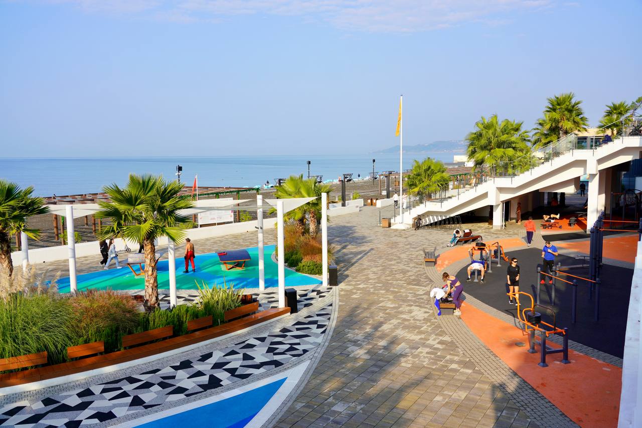 Для восстановления пляжей в Сочи привлекут федеральные средства Существует проблема деградации пляжных территорий В этой части мы работаем сейчас с Министерством строительства РФ будем входить в определенную программу для получения федеральных средств сказал мэр города Андрей Прошунин В настоящий момент в центре Сочи проходит первый этап благоустройства Приморской набережной Реконструкция позволит в 2 5 раза расширить прогулочные зоны и пляжные территории Проект планируется реализовать в течении пяти лет agproshunin