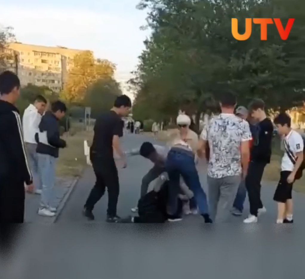 Полиция нашла участников драки в Новотроицке Двух подростков 16 лет доставили в отдел для разбирательства. Как сообщили в УМВД, проводится проверка. Напомним, видео нападения появилось в сети. Детей пришлось разнимать взрослым. Инцидентом заинтересовался Бастрыкин. Оренбуржье