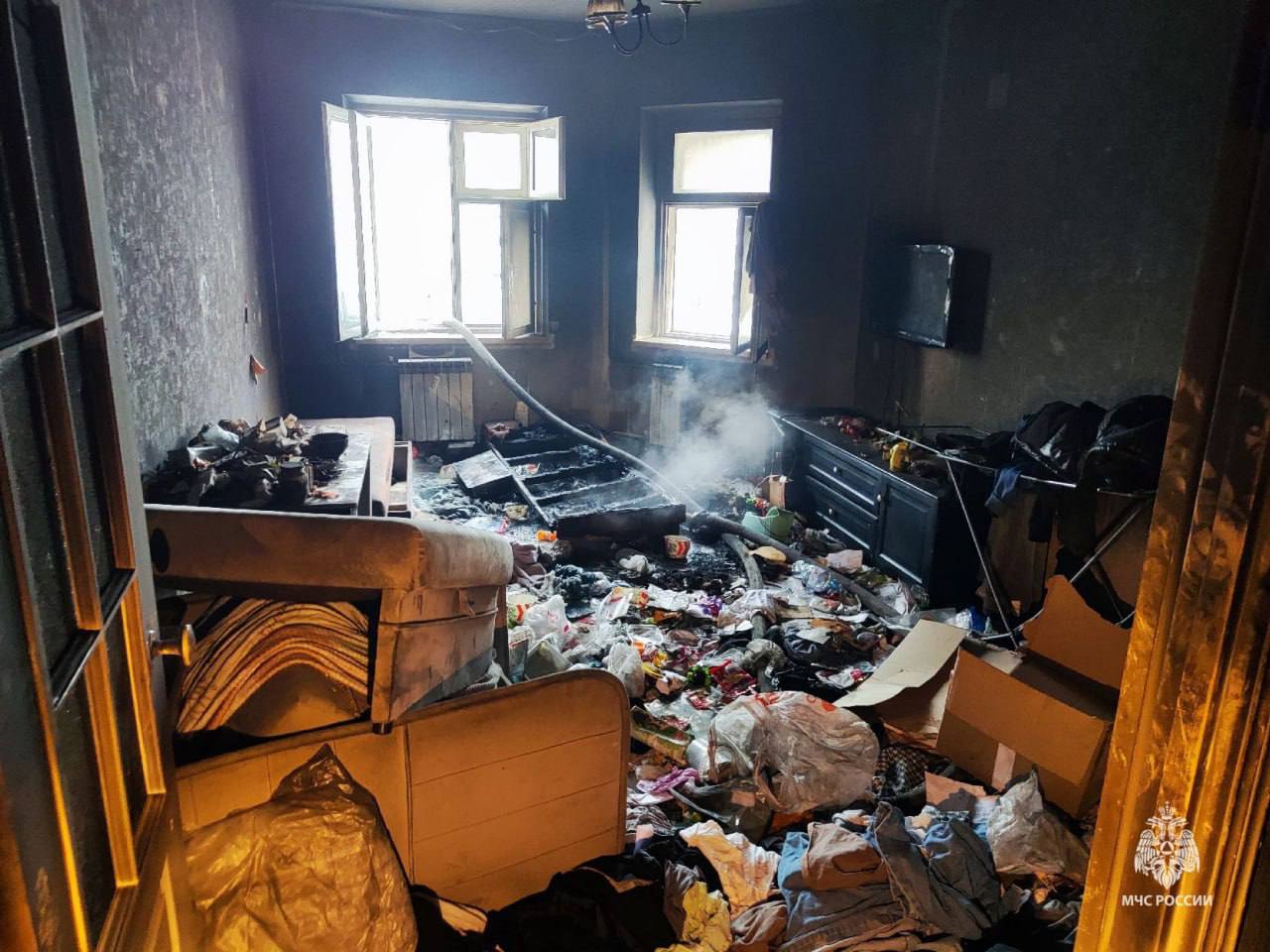 В Нижневартовске во время пожара в многоэтажном доме погиб 6 летний ребенок Его 9 летний брат находится в больнице Спасатели приехали на место когда из окна уже шел плотный дым Они нашли двух детей уже без сознания и передали их бригаде скорой помощи Причина возгорания и гибели детей устанавливается следователями МЧС России Есть что рассказать или показать Создавай картину дня предложи свою новость MuksunFM bot muksun fm 8  8  8