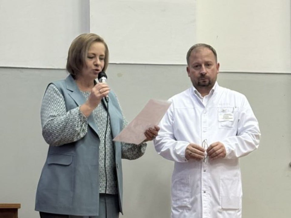  У Красноярской межрайонной клинической больницы №20 имени И. С. Берзона появился новый главный врач — им стал Евгений Кононов В краевом министерстве здравоохранения сообщили, что он уже 25 лет работает в этом учреждении. Евгений Николаевич — отличник здравоохранения РФ и врач-кардиолог высшей квалификационной категории. Он исполнял обязанности главного врача с конца декабря 2024 года ранее эту должность более 25 лет занимал Владимир Фокин — в прошлом году он ушел на пенсию . Главный врач поблагодарил руководство края и коллектив больницы за поддержку и доверие. : минздрав Красноярского края