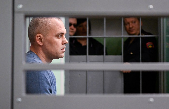 Осужденный за нападение на мурманского губернатора Андрея Чибиса погиб на СВО Житель Апатитов Александр Быданов в 2024 году был приговорен к 13 годам заключения в колонии строгого режима Как сообщается на странице Быданова в социальной сети Вконтакте мужчина погиб при выполнении боевой задачи 4 января 17 февраля в Апатитах состоялось прощание Нападение на Чибиса произошло вечером 4 апреля 2024 года на выходе из здания ДК Строитель в Апатитах Губернатор с ранением был госпитализирован и прооперирован В ходе допроса Быданов заявлял что совершил нападение потому что испытывал неприязнь к губернатору хотя лично с ним не был знаком сообщали в СКР Фото Лев Федосеев ТАСС interfaxonline